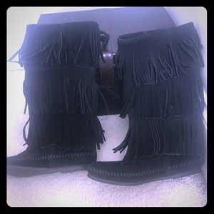 Minnetonka black suede fringe boots